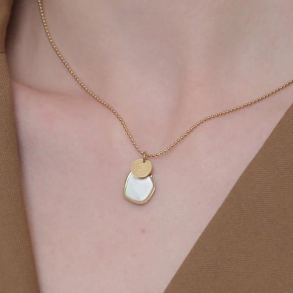 New 18K Gold Plated Shell Coin Necklace - Picture 1 of 7